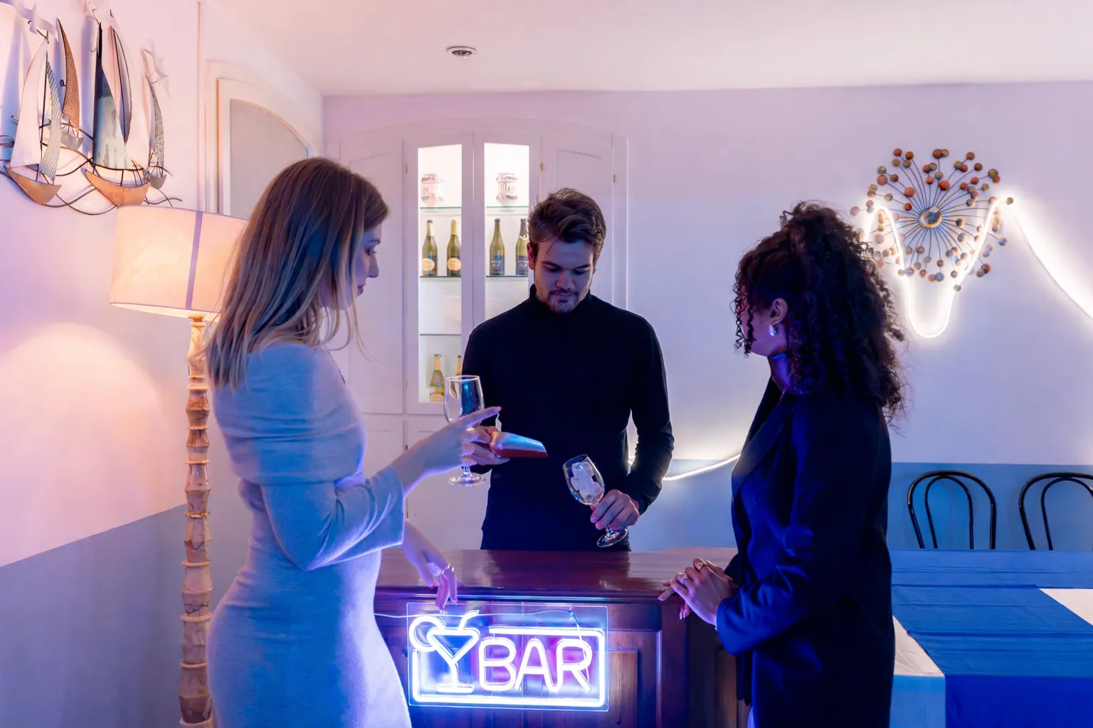 Invitati al bar di Villa Marittimi durante una festa di compleanno