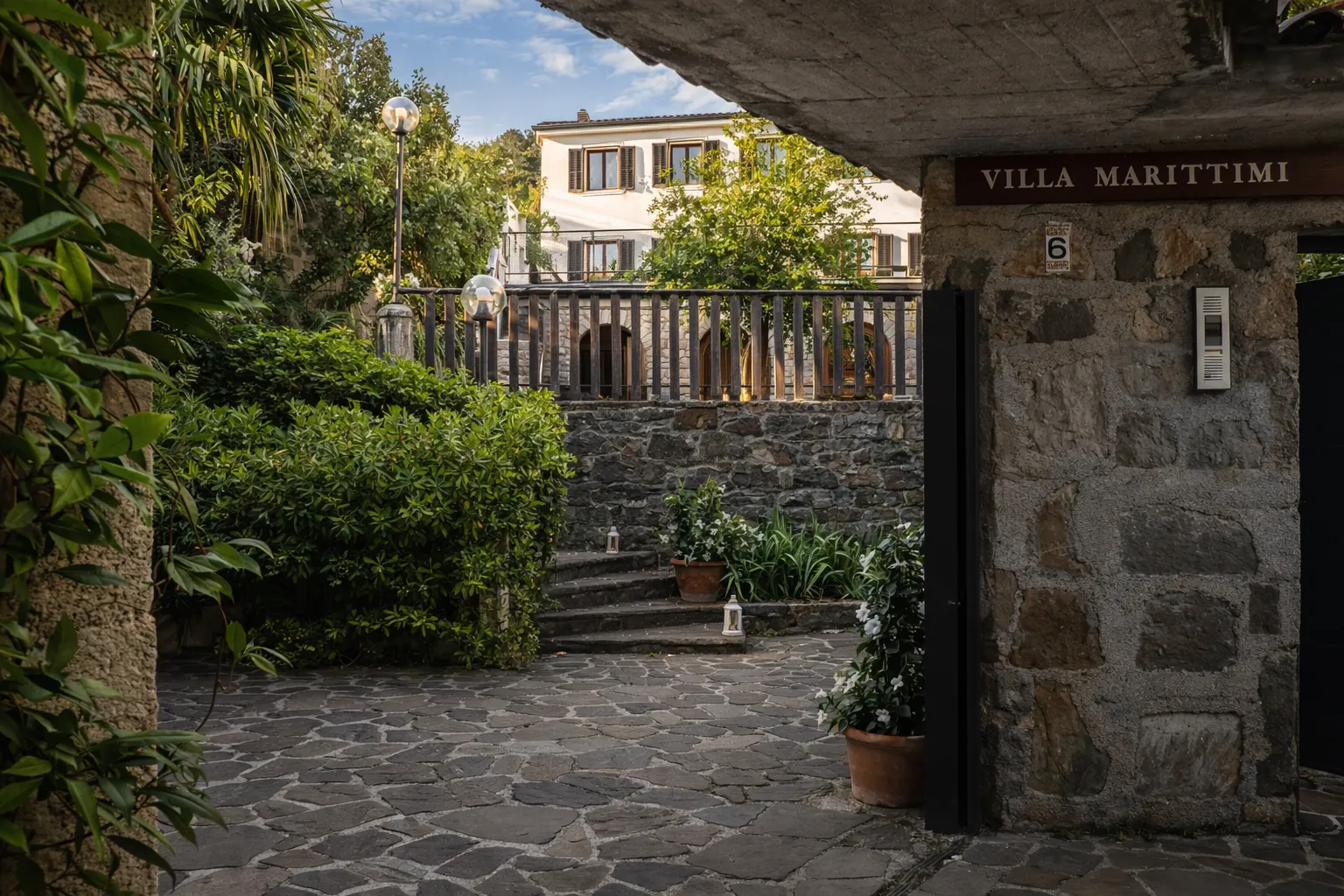 Ingresso fiorito della Villa per l'accoglienza degli sposi